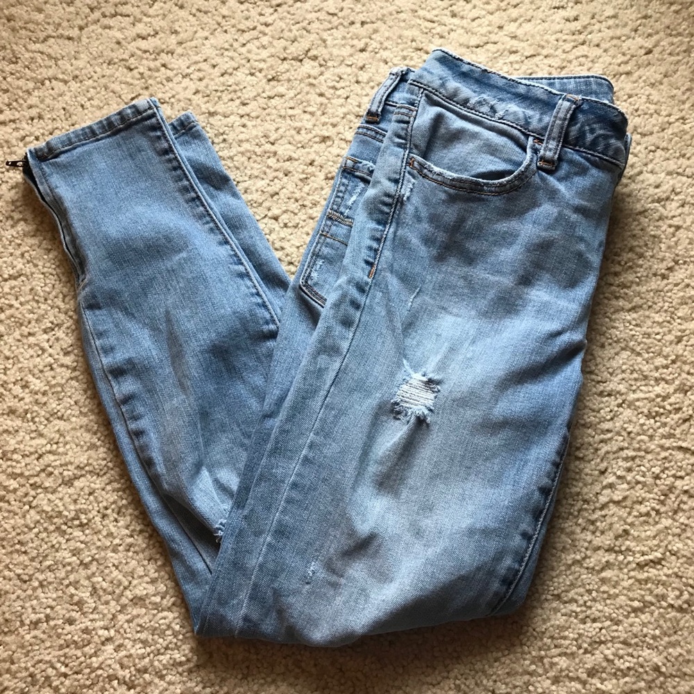 American Eagle Jeans / Distressed / 6